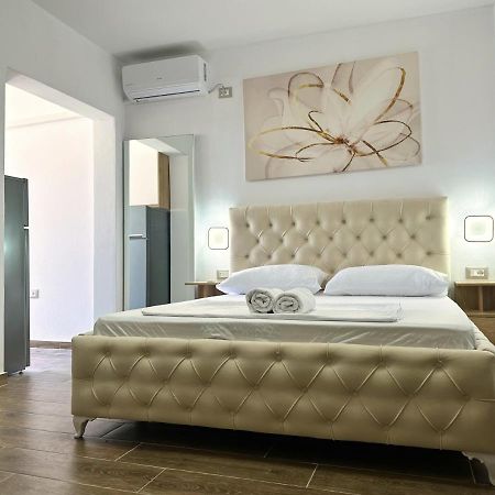 K&T Boulevard Studio Saranda Bagian luar foto