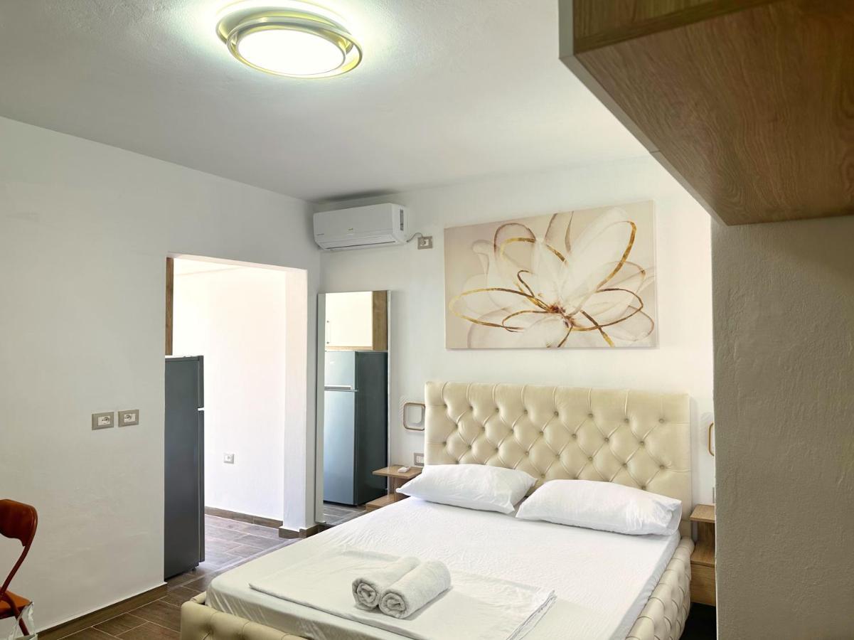 K&T Boulevard Studio Saranda Bagian luar foto