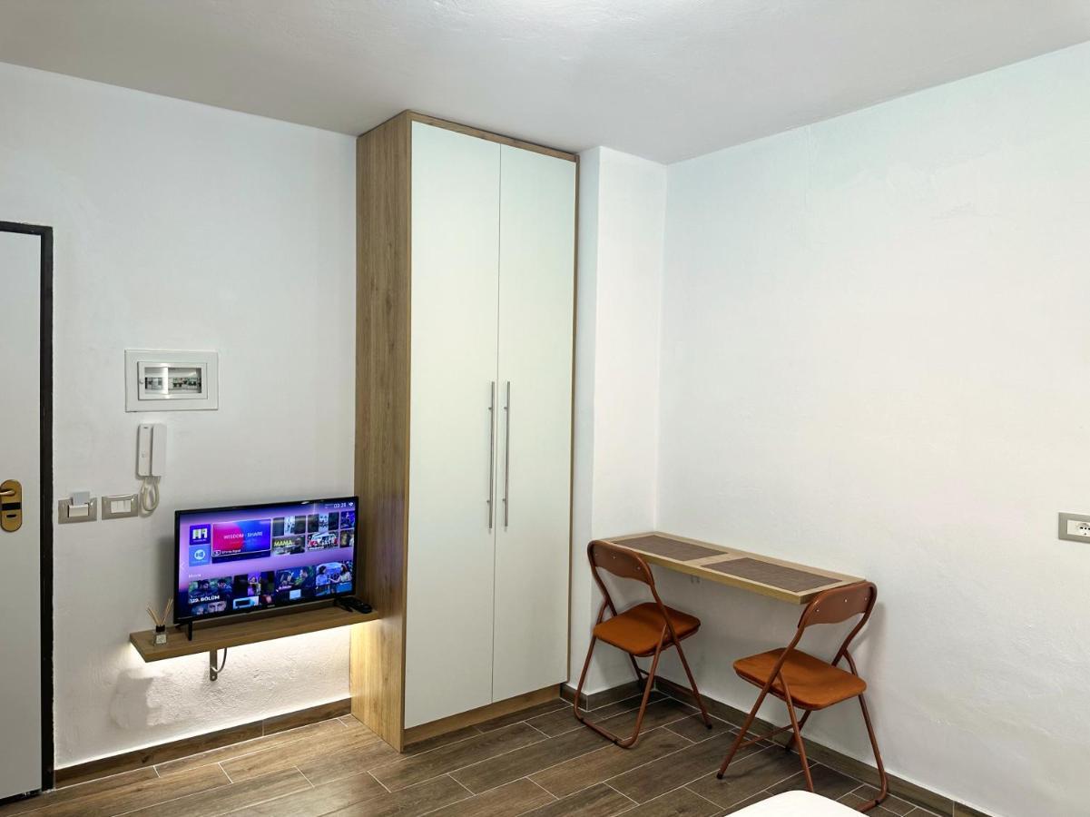 K&T Boulevard Studio Saranda Bagian luar foto