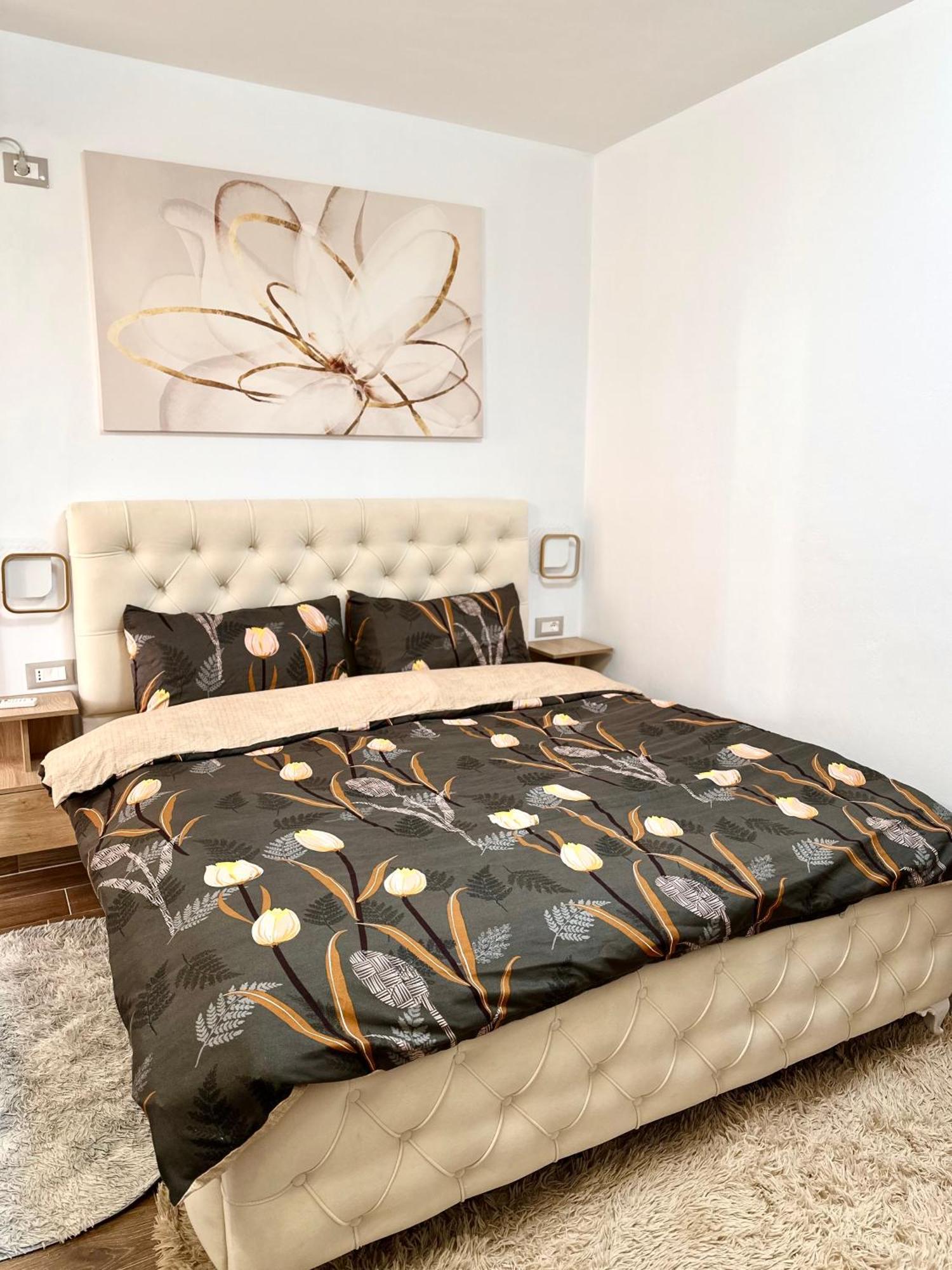 K&T Boulevard Studio Saranda Bagian luar foto