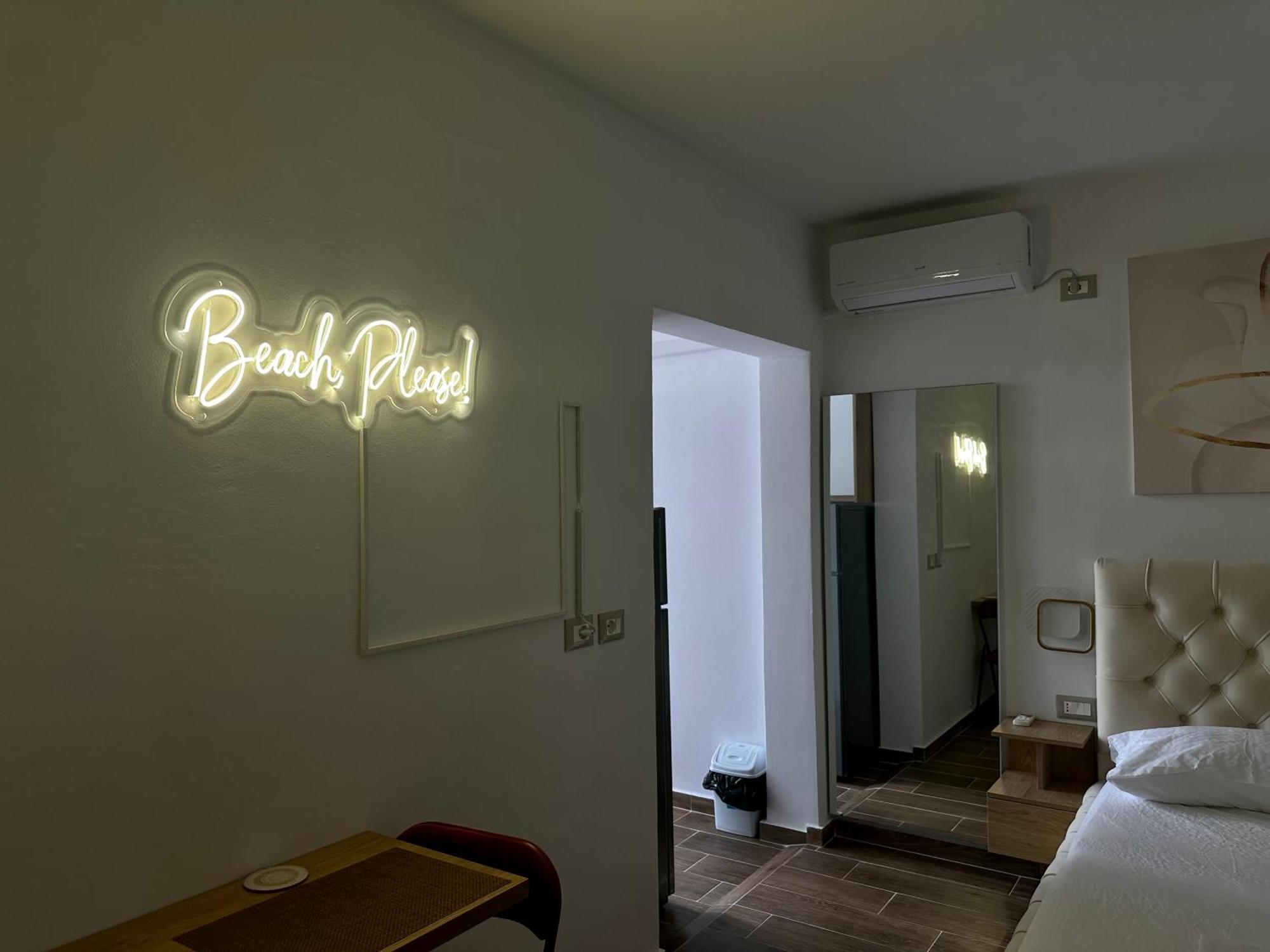 K&T Boulevard Studio Saranda Bagian luar foto